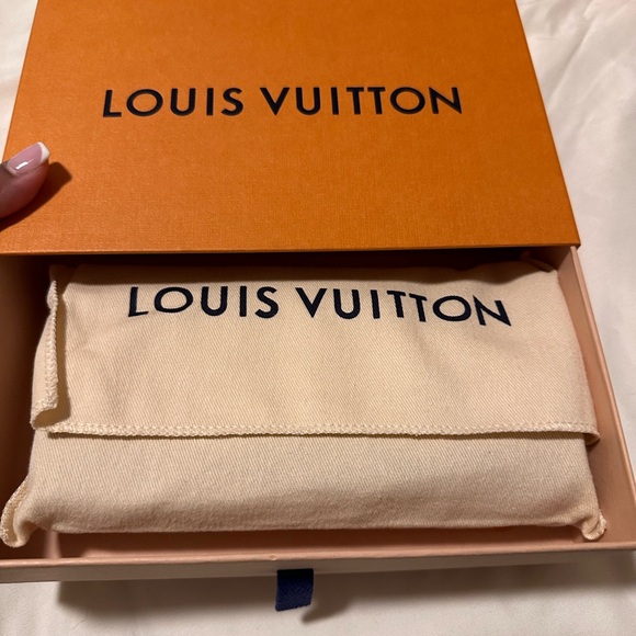Louis Vuitton Sarah Wallet - Picture 7 of 10
